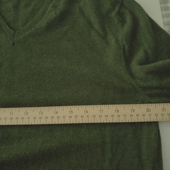 Men's Gap Italian Merino Wool long sleeve V neck sweeter, olive green. Size XL. - Picture 11 of 13